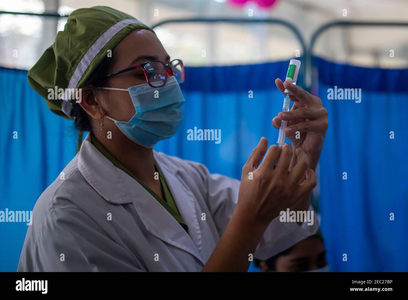 A nurse prepares a COVID-19 vaccine shot at a hospital in Dhaka, Bangladesh. Stock Photo