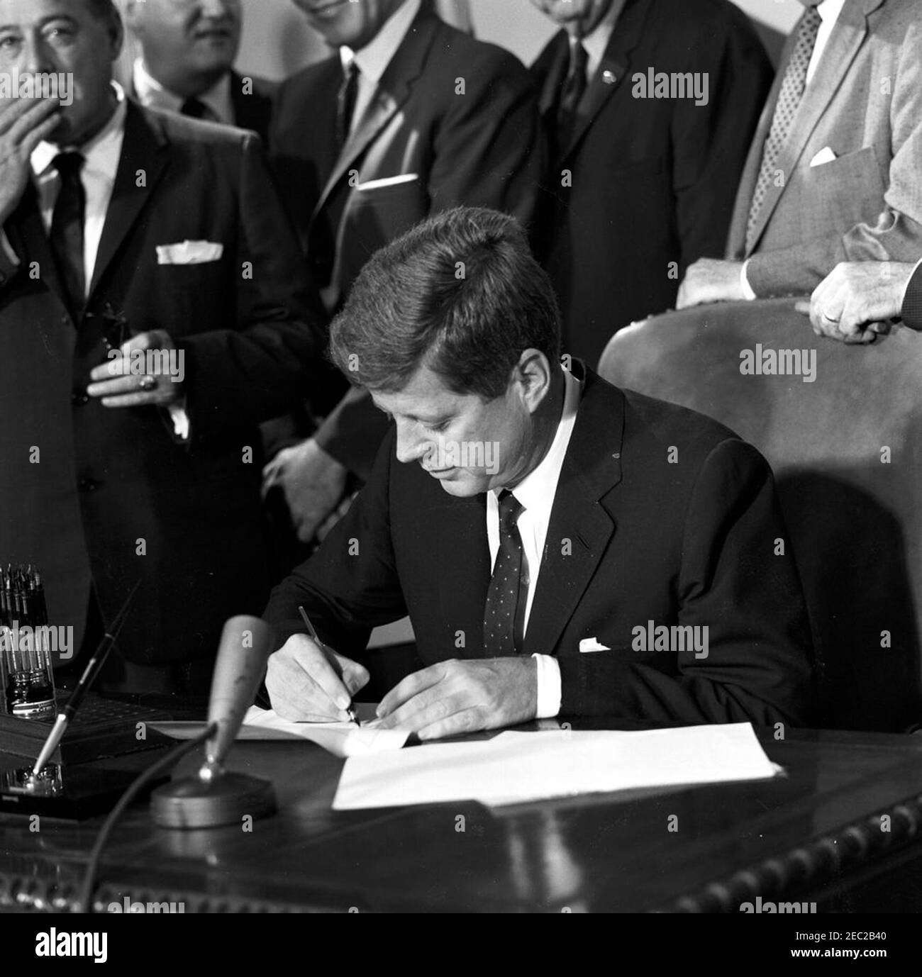 Подписание договора о запрете ядерных испытаний. Конгресс 1962 Джон Кеннеди. Джон Кеннеди, 1959 г.. Подпись Джона Кеннеди. Джон Кеннеди казино.