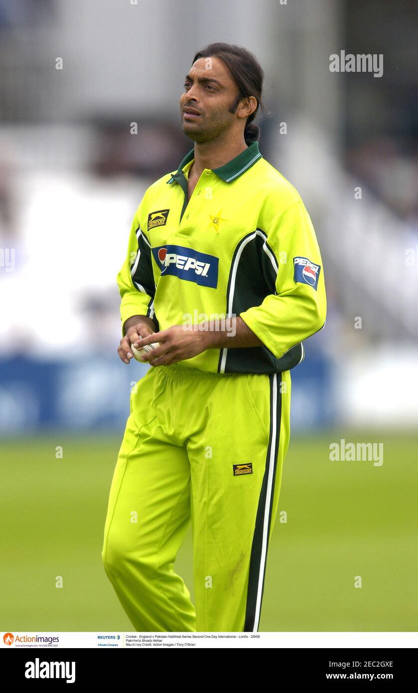 Cricket England V Pakistan Natwest Series Second One Day International Lord S 2 9 06 Pakistan S Shoaib Akhtar Mandatory Credit Action Images Tony O Brien Stock Photo Alamy