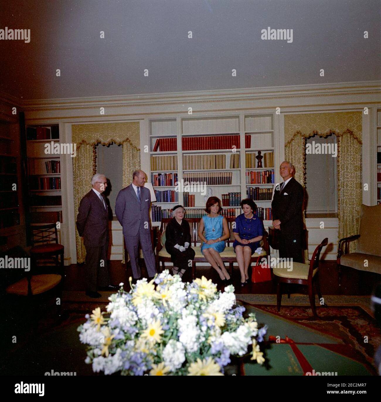 First Lady Jacqueline Kennedy (JBK) opens the refurbished White House Library. First Lady Jacqueline Kennedy poses with officers of the American Institute of Interior Designers (AID) at the opening of the refurbished White House Library; the restoration of the Library was a gift from the AID. Left to right: Stephen J. Jussel; President of the AID, Milton Glaser; chairman of the Library designersu2019 committee, Jeannette Becker Lenygon; Mrs. Kennedy; Ellen Lehman McCluskey; past President of the AID, J. H. Leroy Chambers. Washington, D.C. Stock Photo