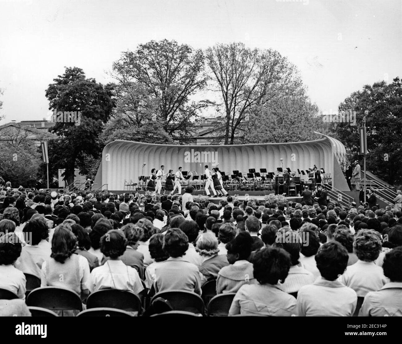 First Lady Jacqueline Kennedyu0027s (JBK) Musical Program for Youth, 2:10PM. An audience assembled on the South Lawn of the White House watches a performance of the Berea (Kentucky) College Country Dancers during the sixth installment of First Lady Jacqueline Kennedyu2019s Musical Programs for Youth by Youth. Washington, D.C. Stock Photo