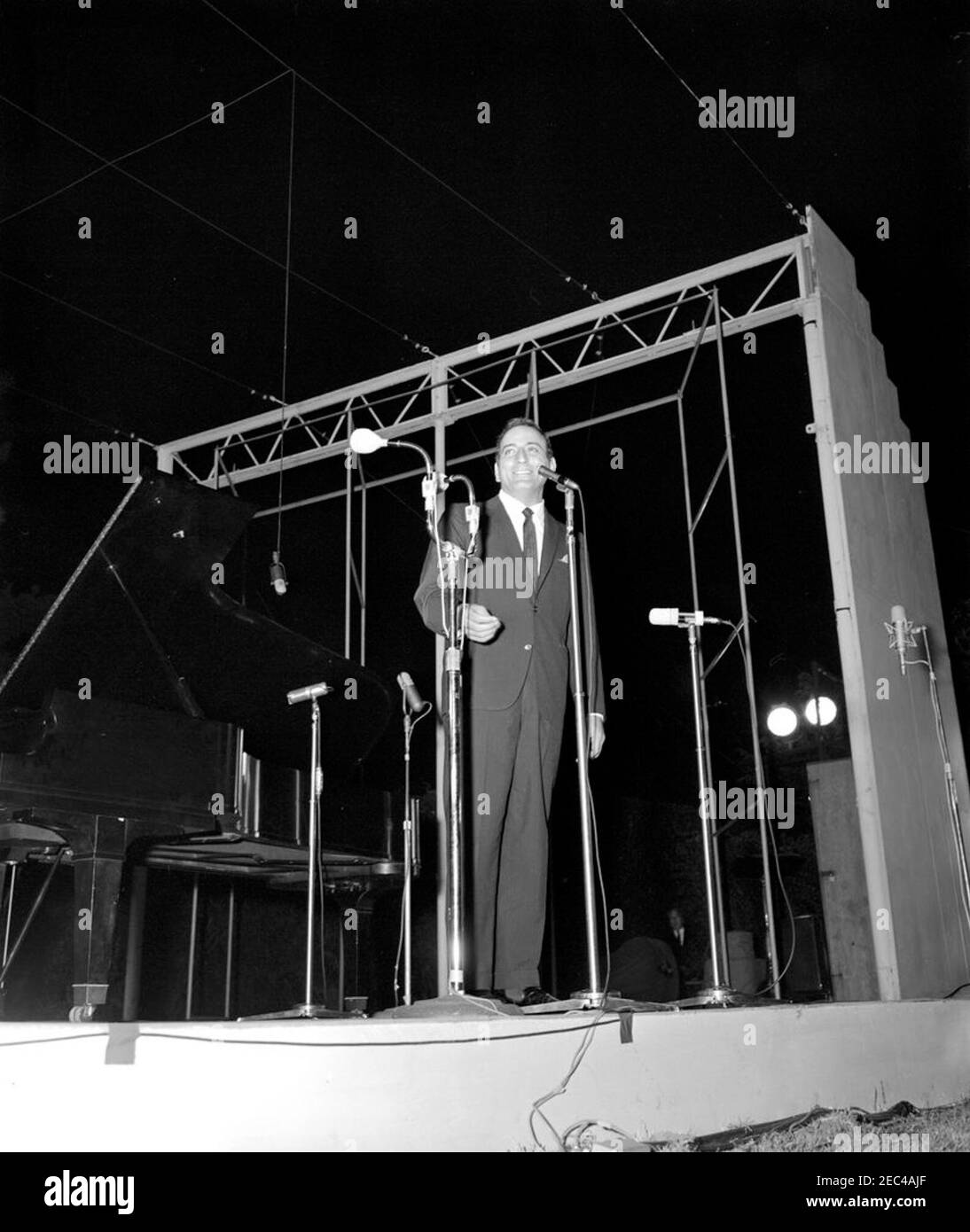 Tony Bennett, Dave Brubeck, and others perform at concert for participants of the White House Seminar. Singer, Tony Bennett, performs at an American jazz concert for students participating in the White House Summer Seminar. Ellipse, Presidentu2019s Park, Washington, D.C. Stock Photo