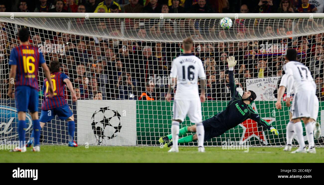 Football Fc Barcelona V Chelsea Uefa Champions League Semi Final Second Leg The Nou Camp Barcelona Spain 24 4 12 Ramires C Celebrates Scoring Chelsea S First Goal With Juan Mata Raul Meireles