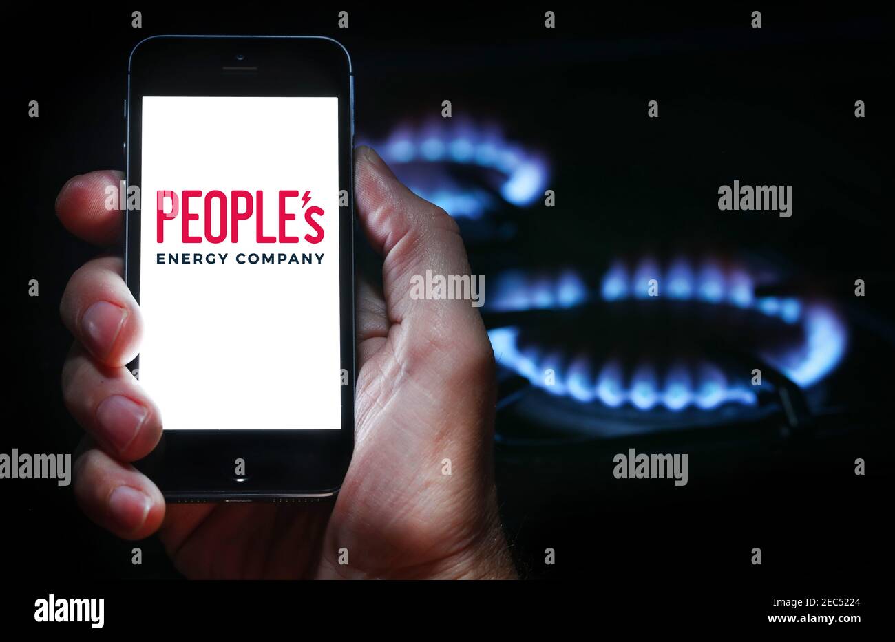 A man looking at the People’s Energy Company on his mobile phone Stock Photo