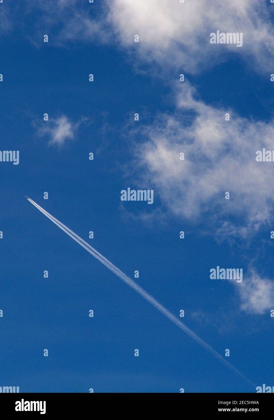 Airplanes contrail hi-res stock photography and images - Alamy