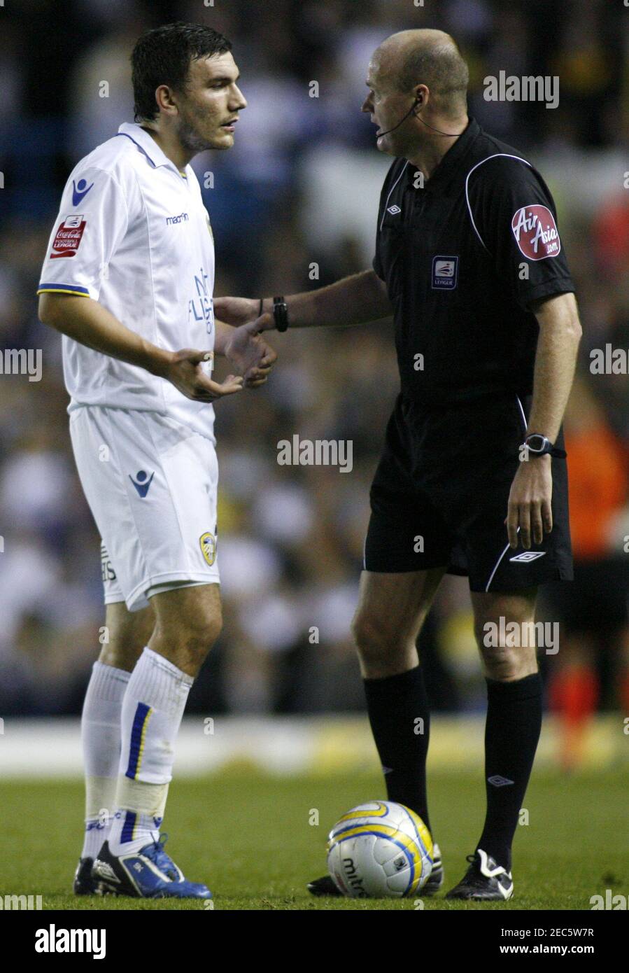 Referee Lee Mason High Resolution Stock Photography And Images Alamy