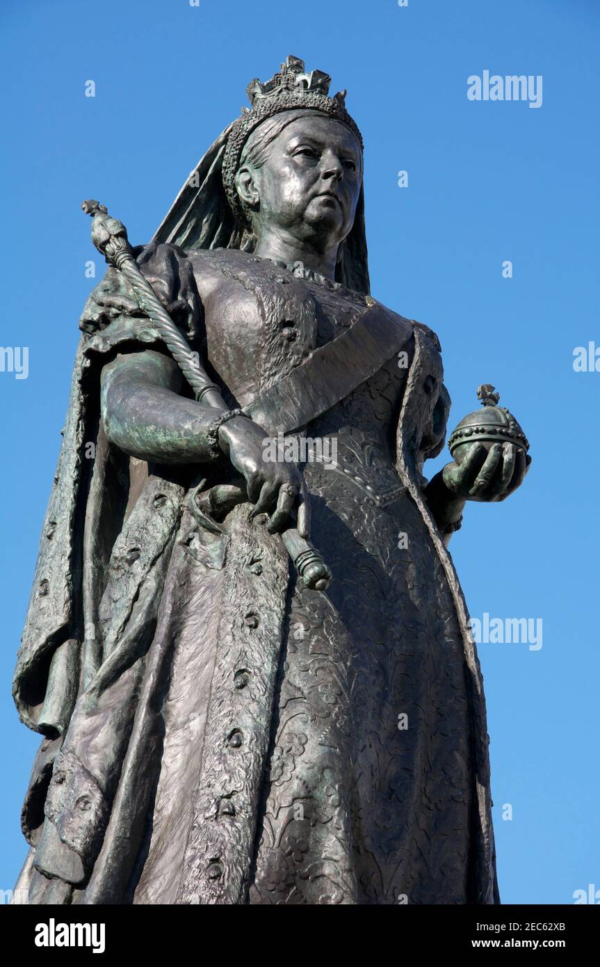 Bronze statue of Queen Victoria created by the sculptor Blackall