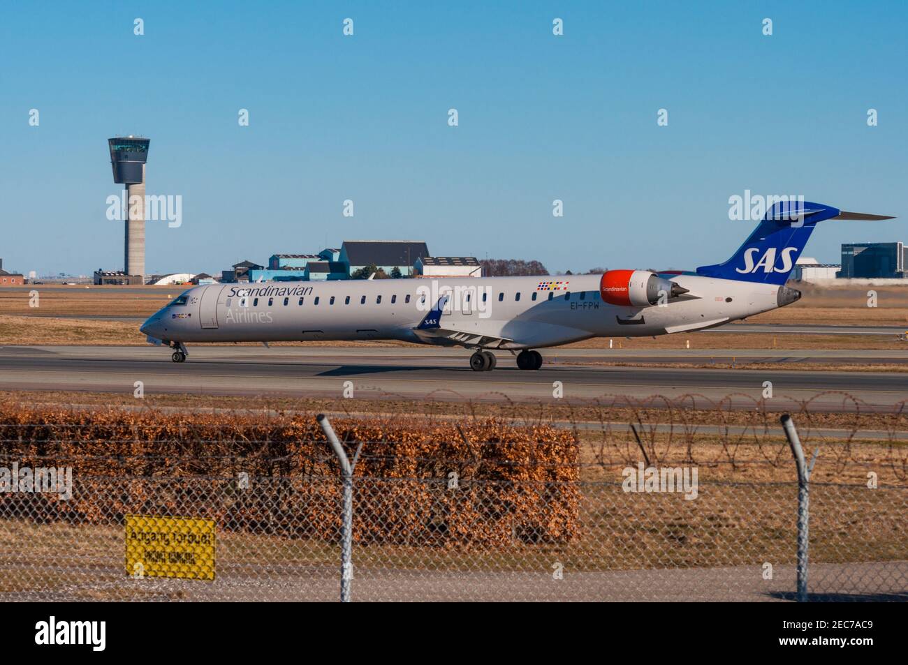 Canadair crj 900 hi-res stock photography and images - Alamy