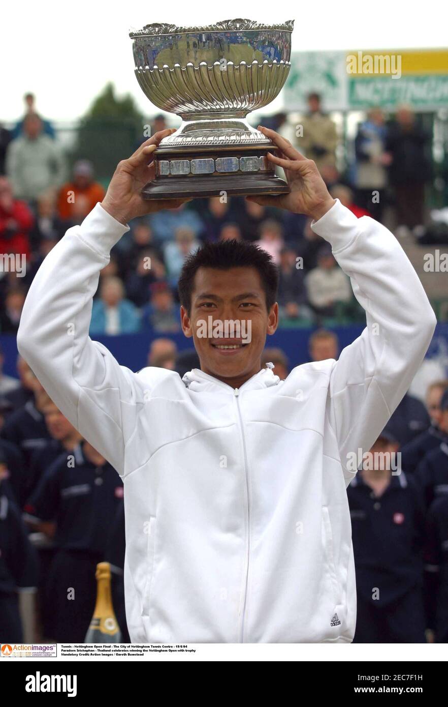 Tennis Nottingham Open Final The City Of Nottingham Tennis Centre 19 6 04 Paradorn Srichaphan Thailand Celebrates Winning The Nottingham Open With Trophy Mandatory Credit Action Images Gareth Bumstead Stock Photo Alamy