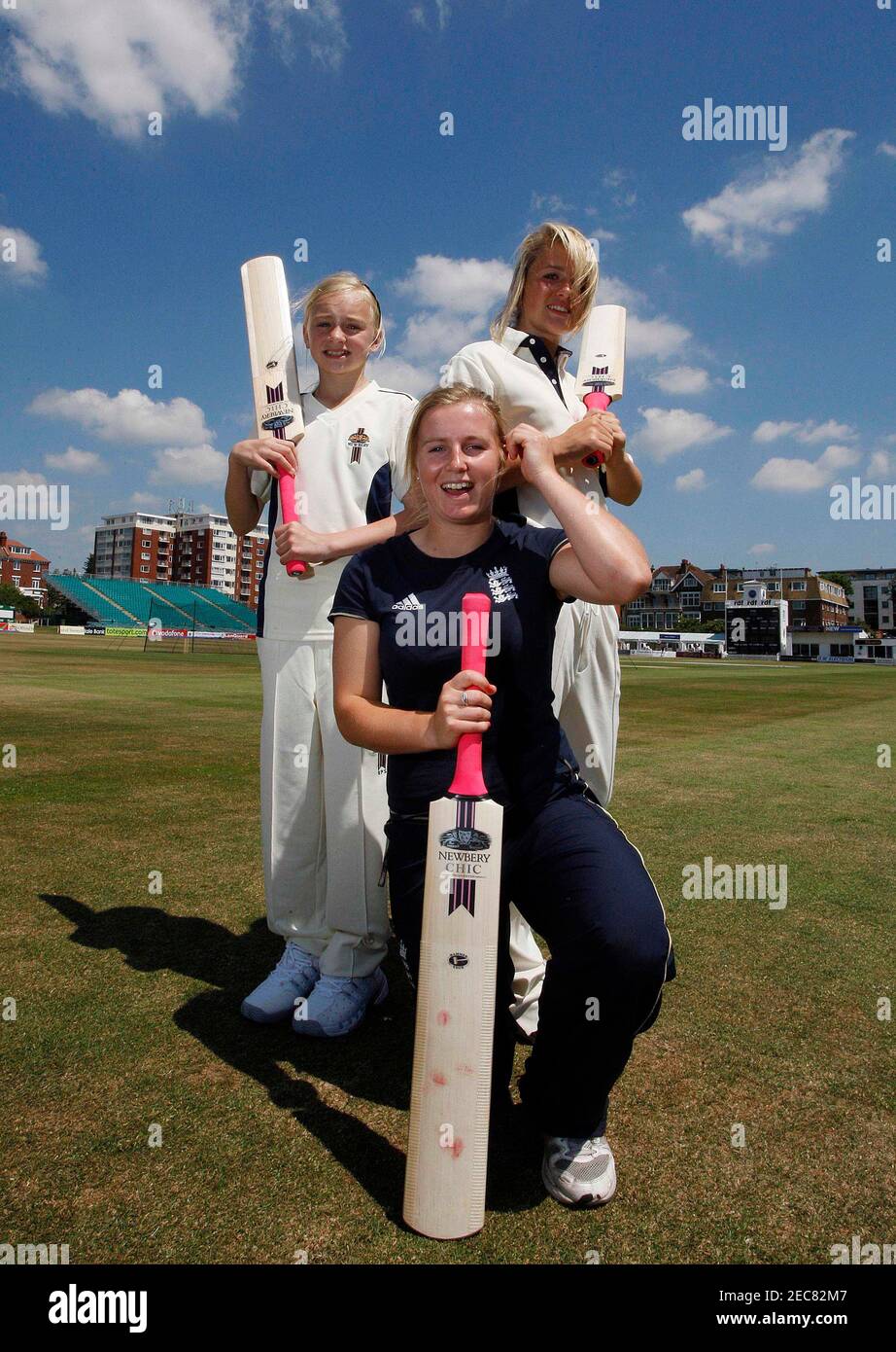 Cricket Newbery Launch The Chic The First Ever Cricket Bat For Women The County Ground Hove 23 6 09 England S Holly Colvin C Holly Goble L And Chiara Green R