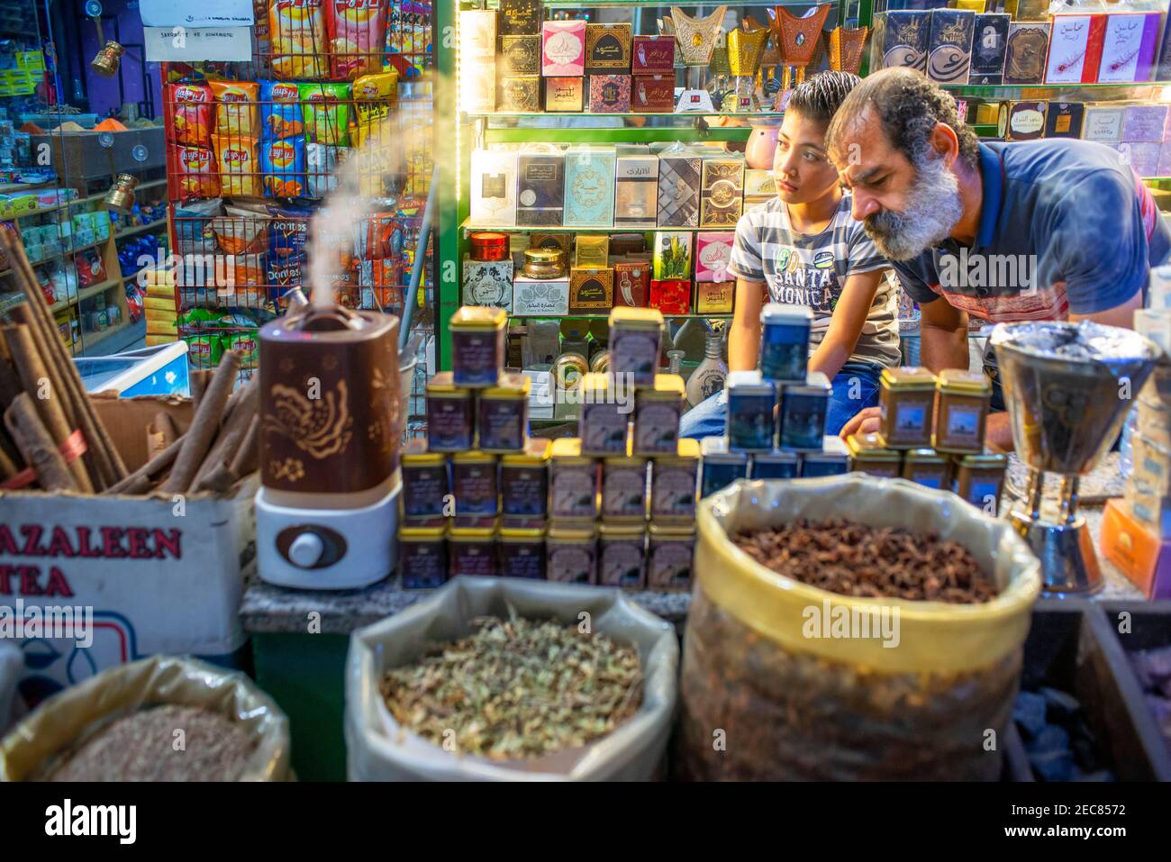 A local perfumer prepares perfume at a traditional Middle Eastern fragrance shop in downtown Amman, Jordan. Shops and stores in the old city of Amman, Stock Photo