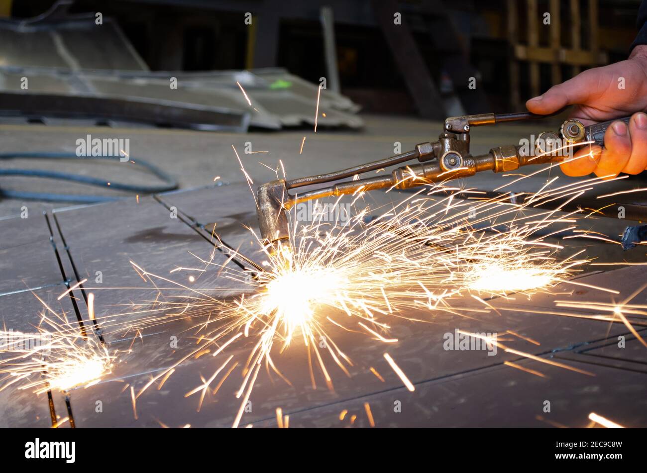 Metal Cutter Steel Cutting With Acetylene Torch High-Res Stock Photo -  Getty Images