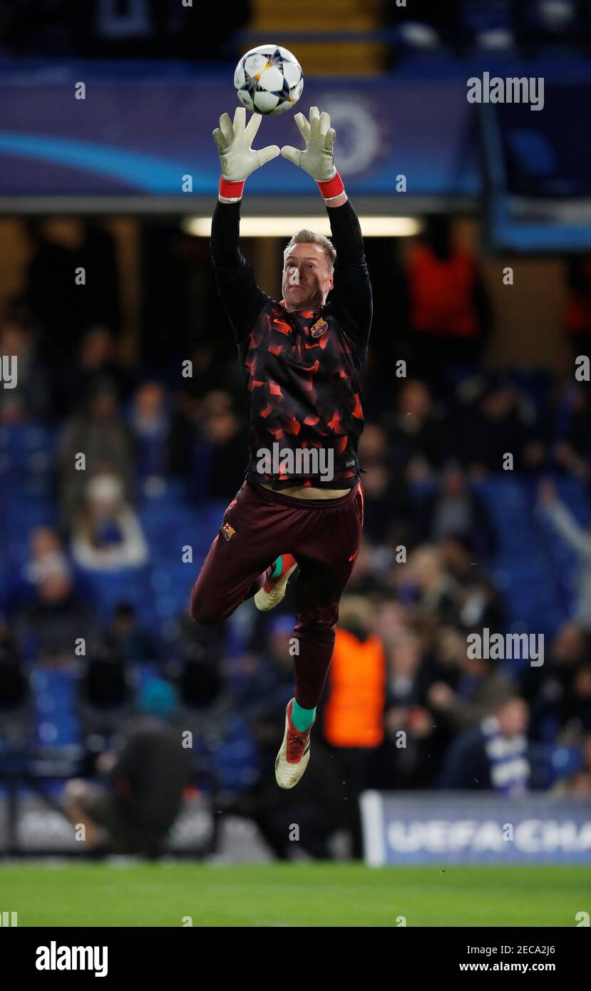 Soccer Football - Champions League Round of 16 First Leg - Chelsea vs FC Barcelona - Stamford Bridge, London, Britain - February 20, 2018   Barcelona’s Marc-Andre ter Stegen warms up before the match    REUTERS/Eddie Keogh Stock Photo