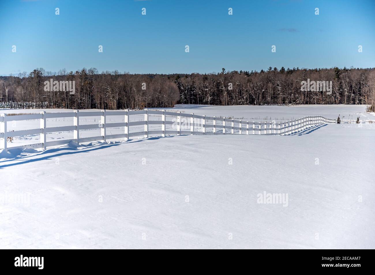 White fence rails hi-res stock photography and images - Alamy