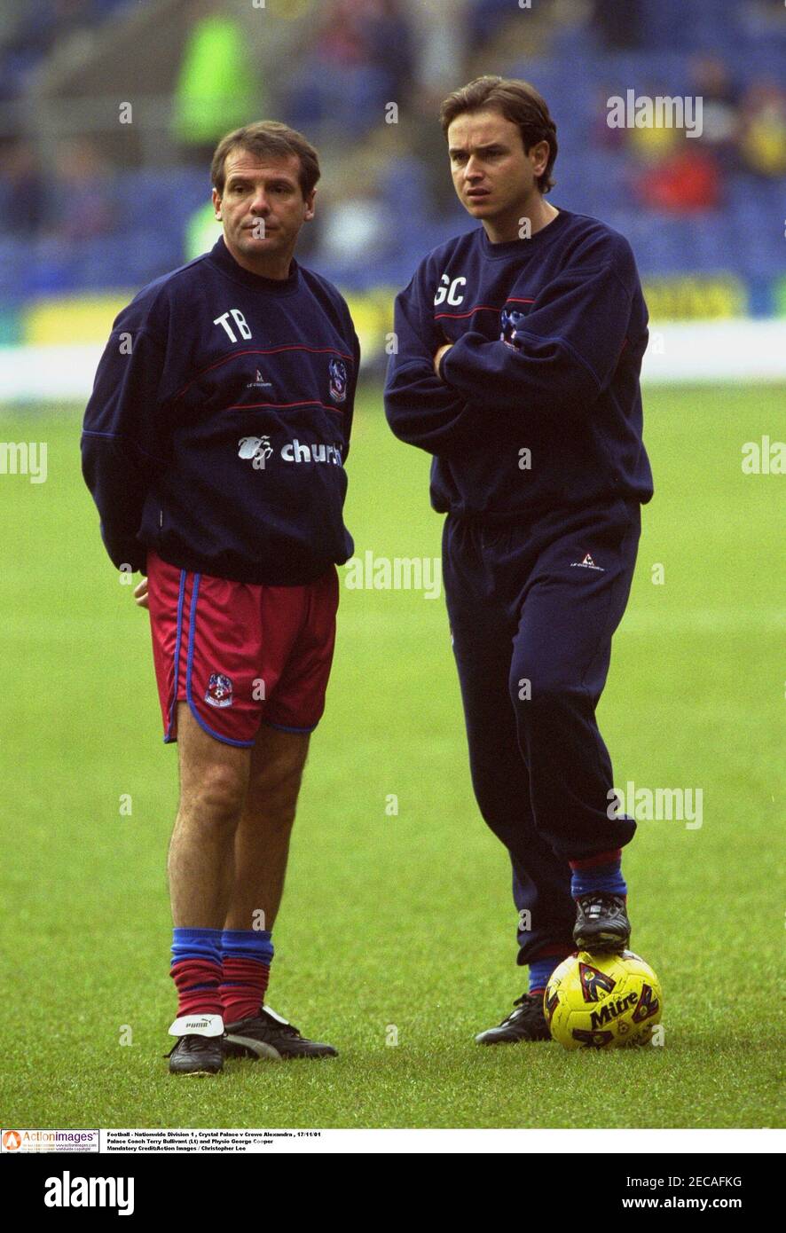 Football - Nationwide Division 1 , Crystal Palace v Crewe Alexandra ,  17/11/01 Palace Coach Terry Bullivant and Physio George Cooper Mandatory  Credit:Action Images / Christopher Lee Stock Photo - Alamy