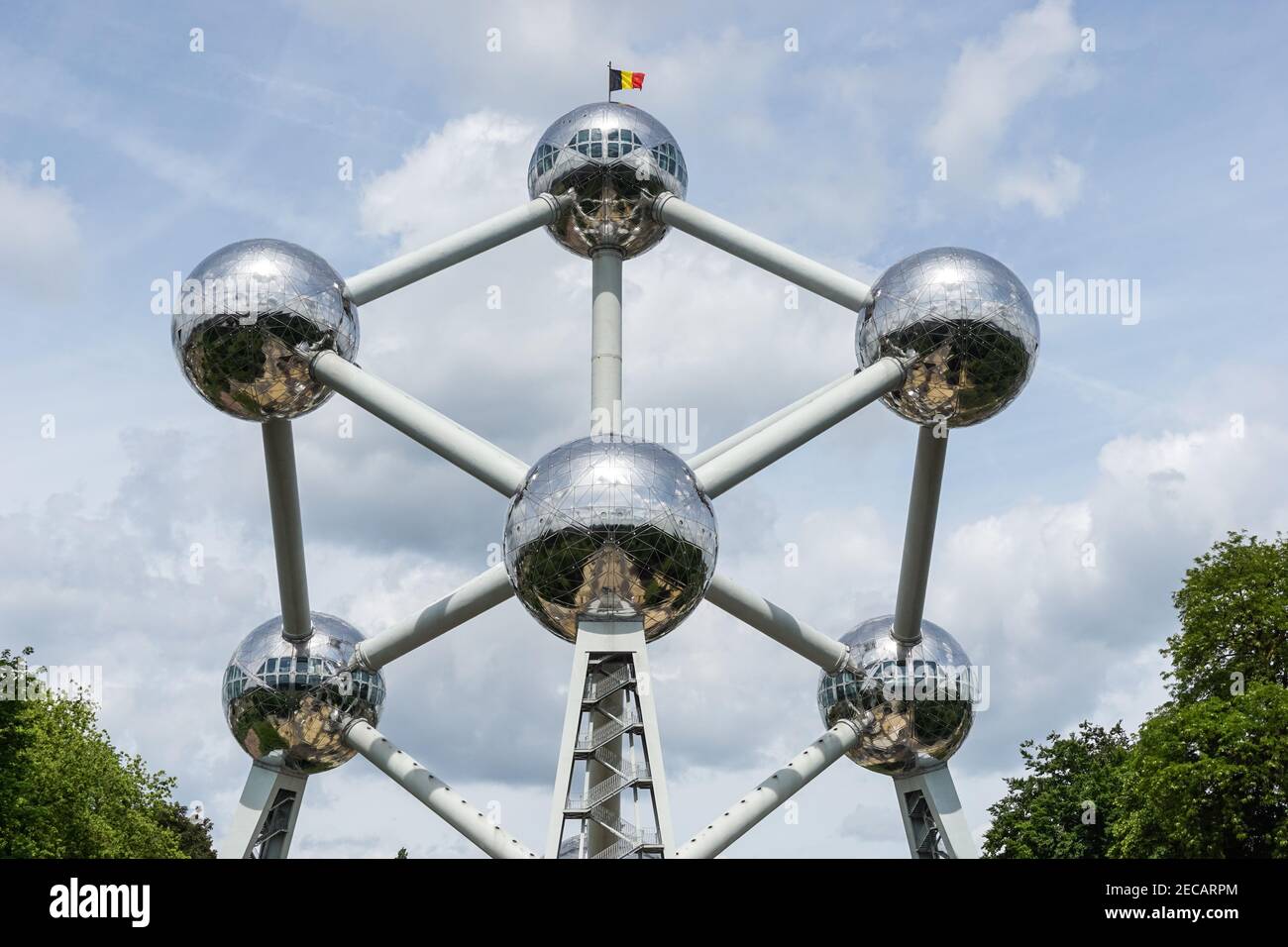 Atomium structure, steel atom sculpture representing an iron crystal in  Brussels, Belgium Stock Photo - Alamy