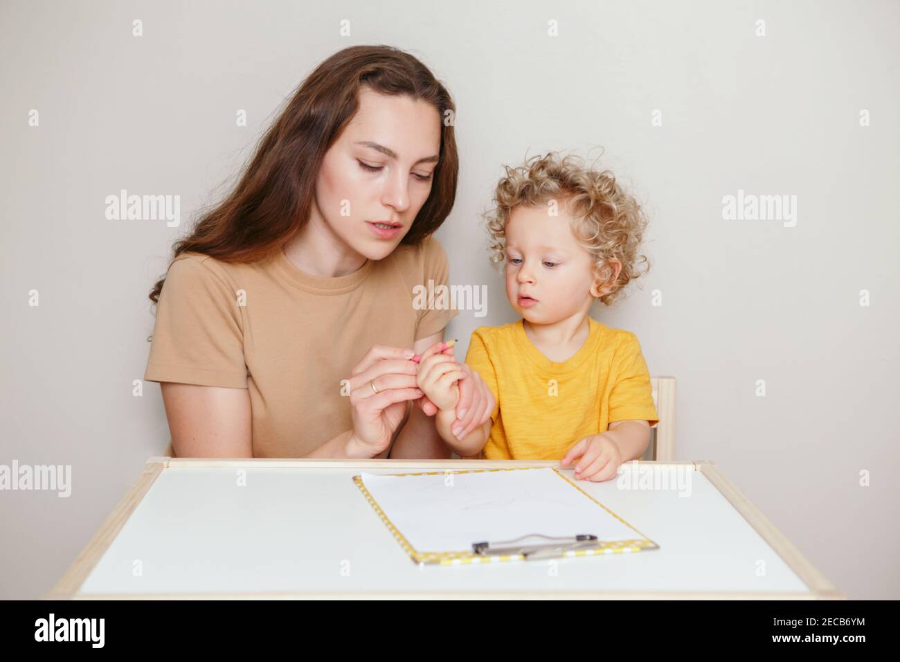 Mom drawing hi-res stock photography and images - Alamy
