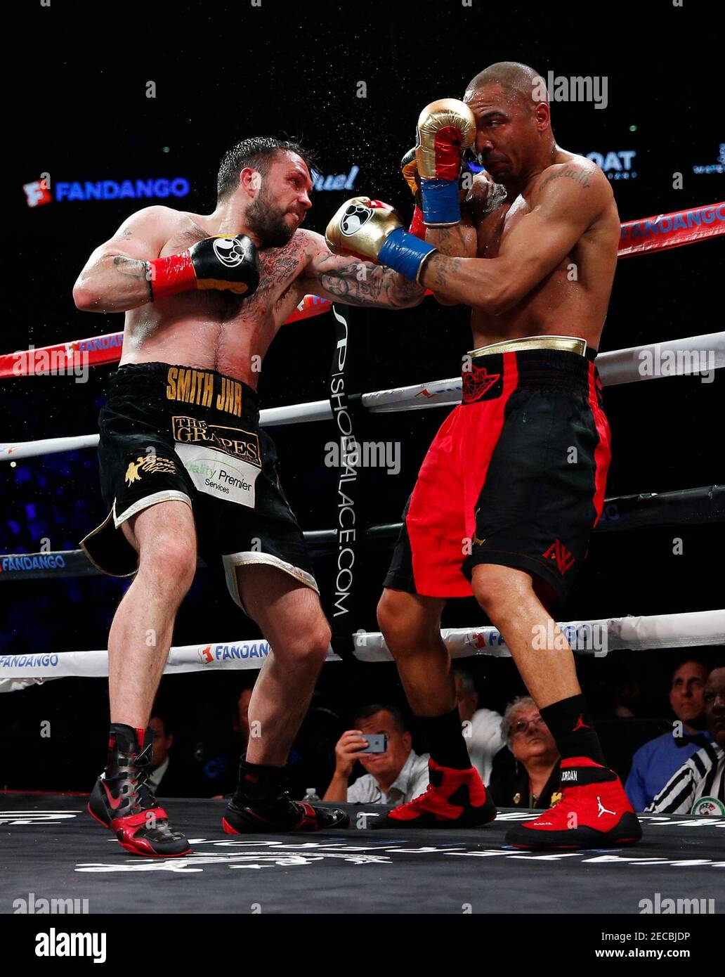 Boxing - Andre Ward v Paul Smith - Oracle Arena, Oakland, California,  United States of America - 20/6/15 Andre Ward in action against Paul Smith  Action Images via Reuters / Andrew Couldridge Stock Photo - Alamy