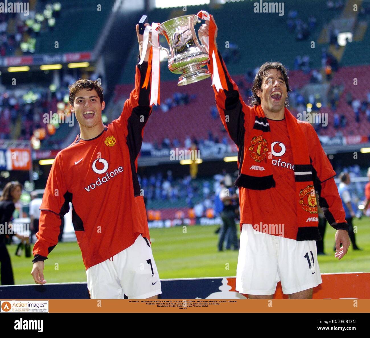 Football - Manchester United v Millwall - FA Cup Final 03/04 - Millennium  Stadium, Cardiff - 22/5/04 Cristiano Ronaldo and Ruud Van Nistelrooy  celebrate with the trophy Mandatory Credit: Action Images / Darren Walsh  Livepic Stock Photo - Alamy
