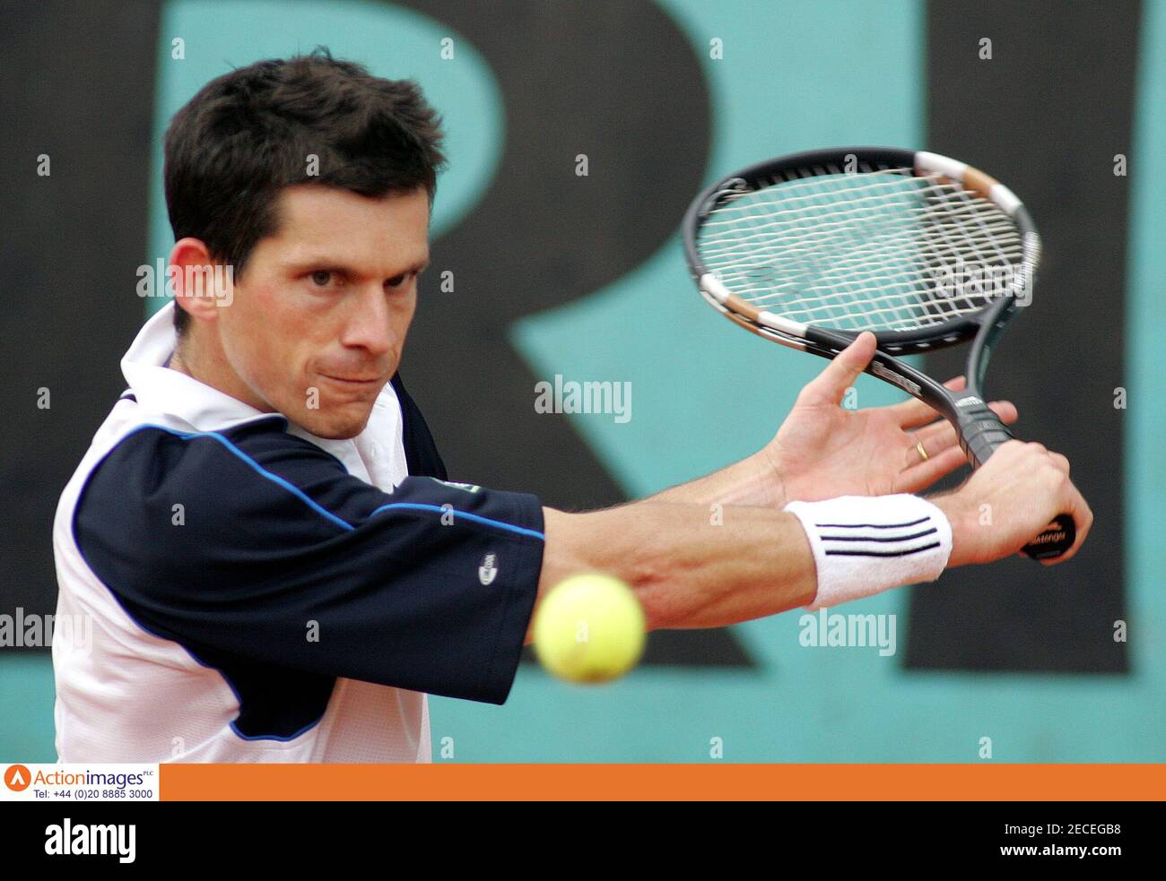 Tennis - French Open - Stade Roland Garros - 23/5/05  Great Britain's Tim Henman during his match against Juan Pablo Brzezicki of Argentina    Mandatory Credit: Action Images / Jason O'Brien  Livepic Stock Photo