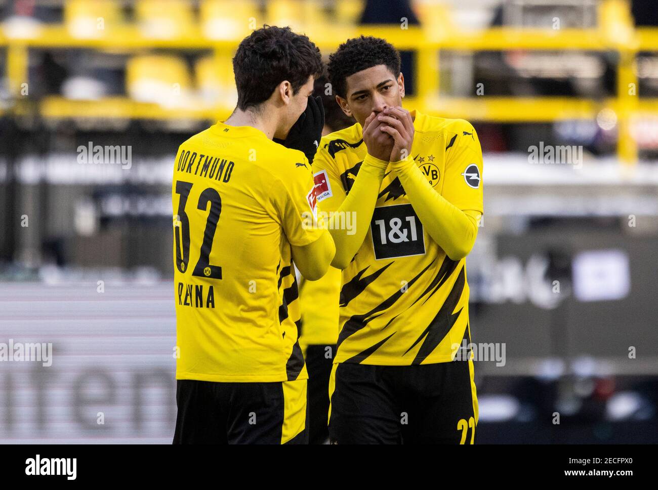 Giovanni Reyna (BVB) und Jude Bellingham (BVB) wärmen sich die Hände  Borussia Dortmund - TSG 1899 Hoffenheim 13.02.2021, Fussball, 1.  Bundesliga, Sais Stock Photo - Alamy