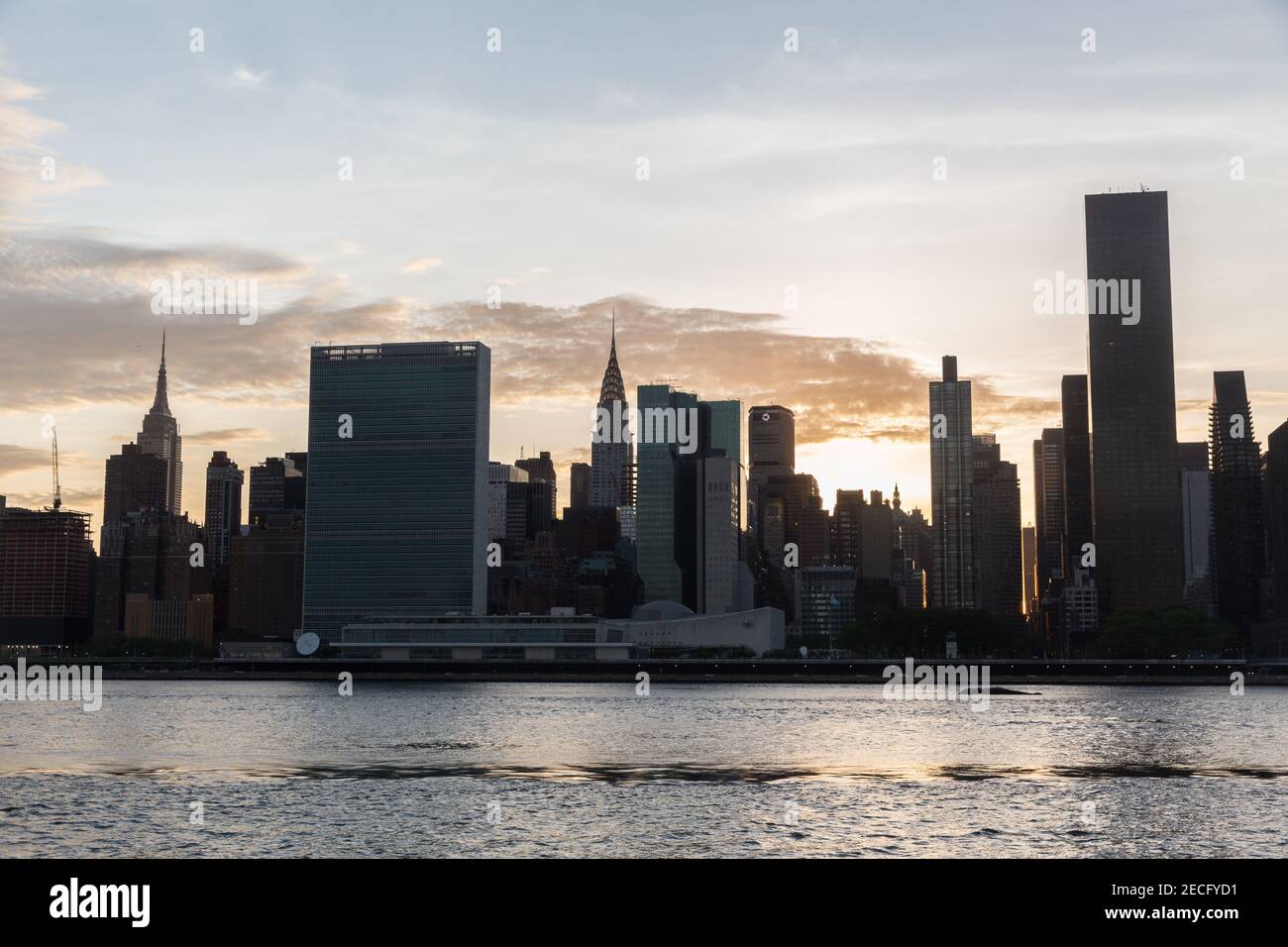 Directly across the East River from Long Island City is Midtown Manhattan with the Empire State Building, the Untied Nations, the Chrysler Building am Stock Photo