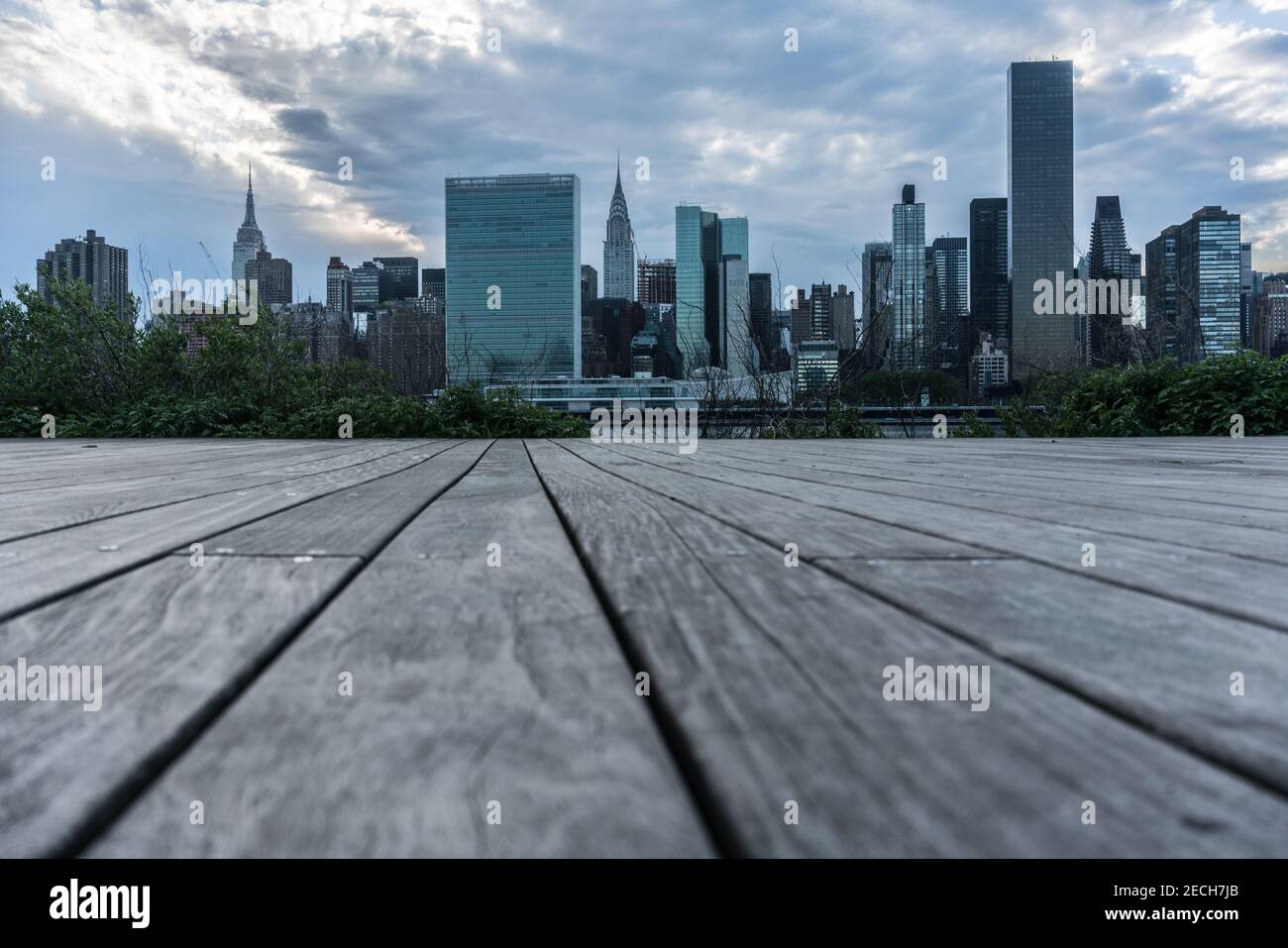 Directly across the East River from the boardwalk in  Long Island City is Midtown Manhattan with the Empire State Building, the Untied Nations, the Ch Stock Photo
