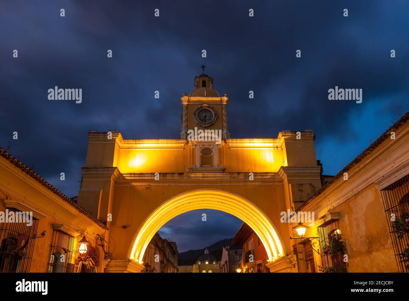 Santa Catalina arch at night, Antigua, Guatemala. Stock Photo