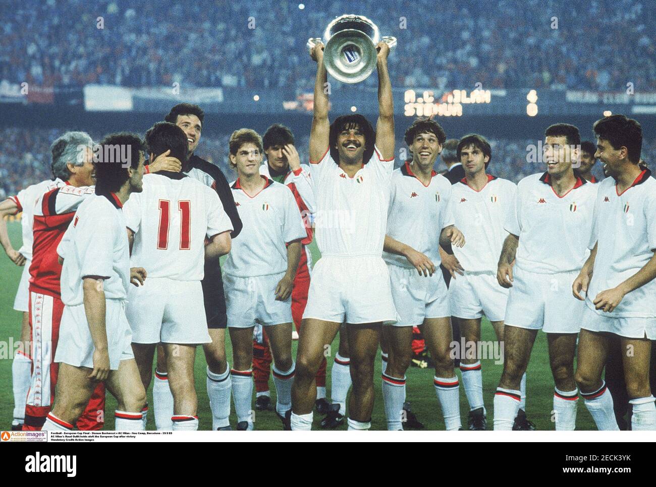 Football - European Cup Final - Steaua Bucharest v AC Milan - Nou Camp,  Barcelona - 29/5/89 AC Milan's Ruud Gullit holds aloft the European Cup  after victory Mandatory Credit: Action Images Stock Photo - Alamy