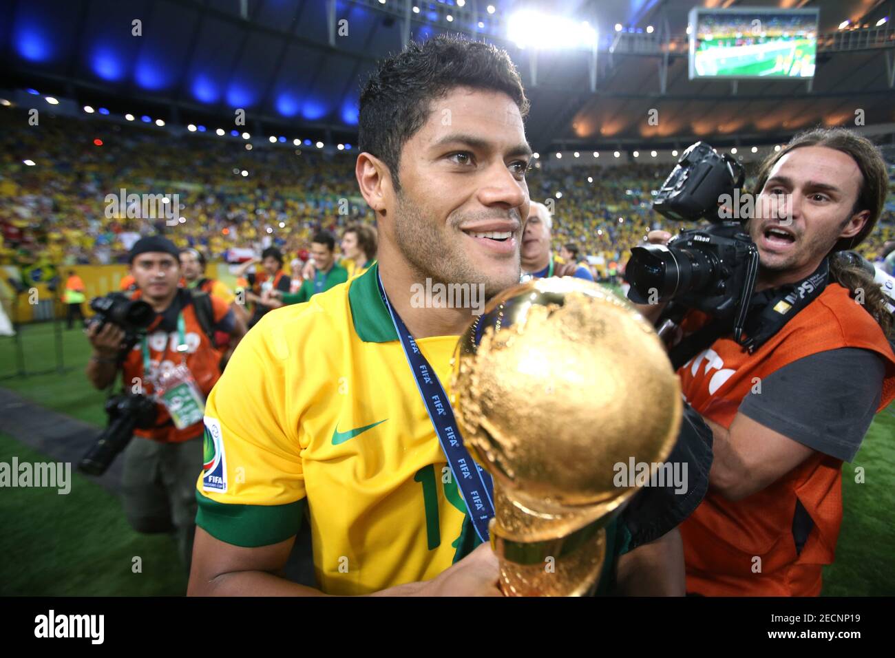 Football Brazil V Spain Fifa Confederations Cup Brazil 13 Final Maracana Stadium Rio De Janeiro Brazil 30 6 13 Brazil S Hulk Celebrates With The Trophy After Winning The Fifa Confederations