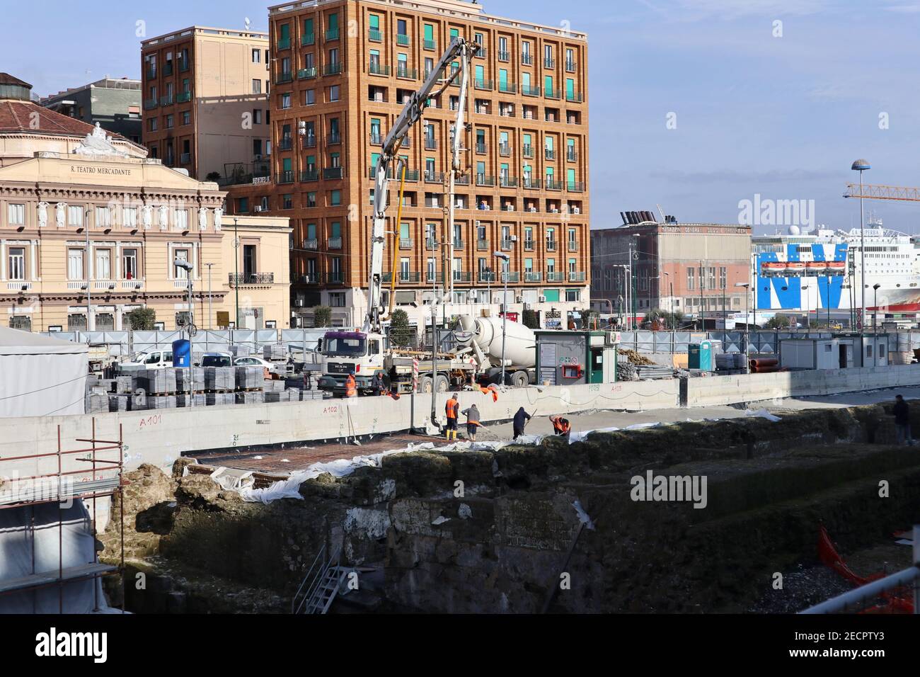 Napoli - Operai nel cantiere di Piazza Municipio Stock Photo