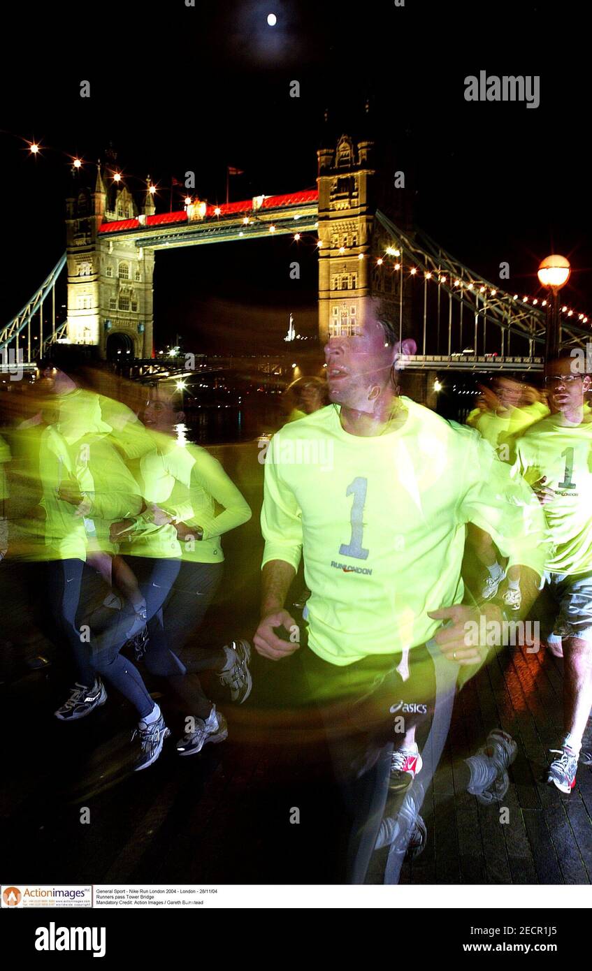 General Sport - Nike Run London 2004 - London - 28/11/04 Runners pass Tower  Bridge Mandatory Credit: Action Images / Gareth Bumstead Stock Photo - Alamy