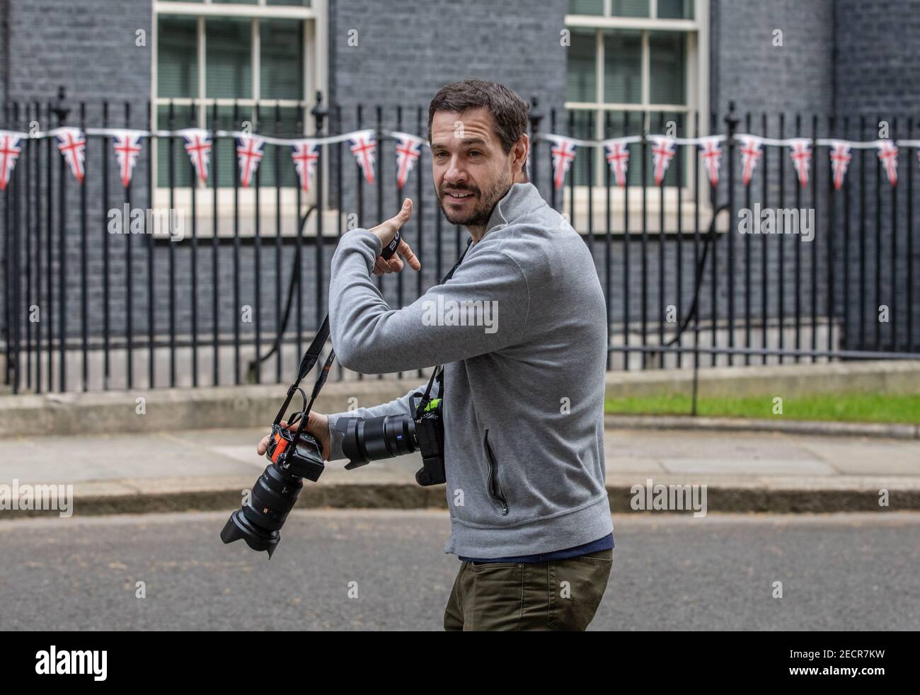 UK Prime Minister Boris Johnson's official photographer, Andrew Parsons working outside No.10 Downing Street, Whitehall, London, UK Stock Photo