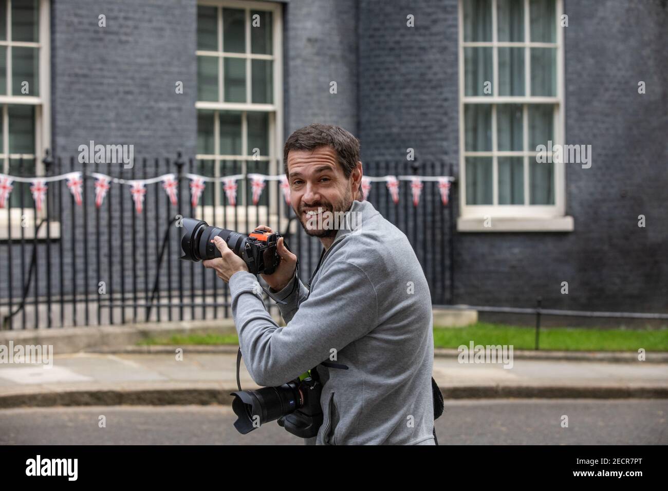 UK Prime Minister Boris Johnson's official photographer, Andrew Parsons working outside No.10 Downing Street, Whitehall, London, UK Stock Photo