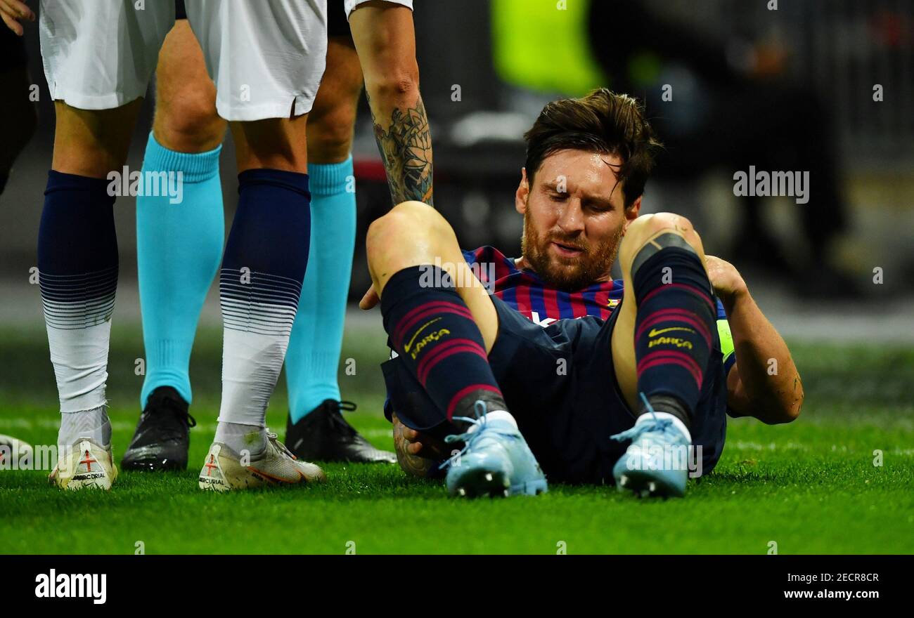 Soccer Football - Champions League - Group Stage - Group B - Tottenham Hotspur v FC Barcelona - Wembley Stadium, London, Britain - October 3, 2018  Barcelona's Lionel Messi lies on the pitch after sustaining an injury   REUTERS/Dylan Martinez Stock Photo