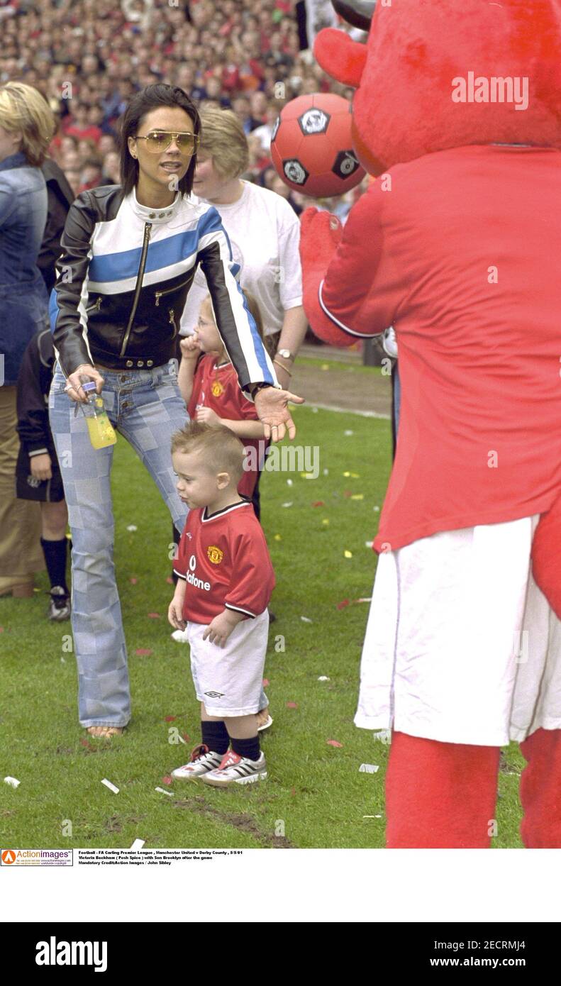 Football - FA Carling Premier League , Manchester United v Derby County ,  5/5/01 Victoria Beckham ( Posh Spice ) with Son Brooklyn after the game /  David Beckham Mandatory Credit:Action Images / John Sibley Stock Photo -  Alamy