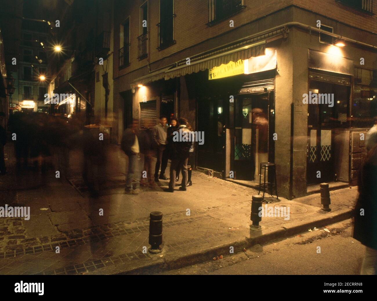 JOVENES A LA SALIDA DEL CAFE TROCADERO CLUB. Location: EXTERIOR. MADRID. SPAIN. Stock Photo