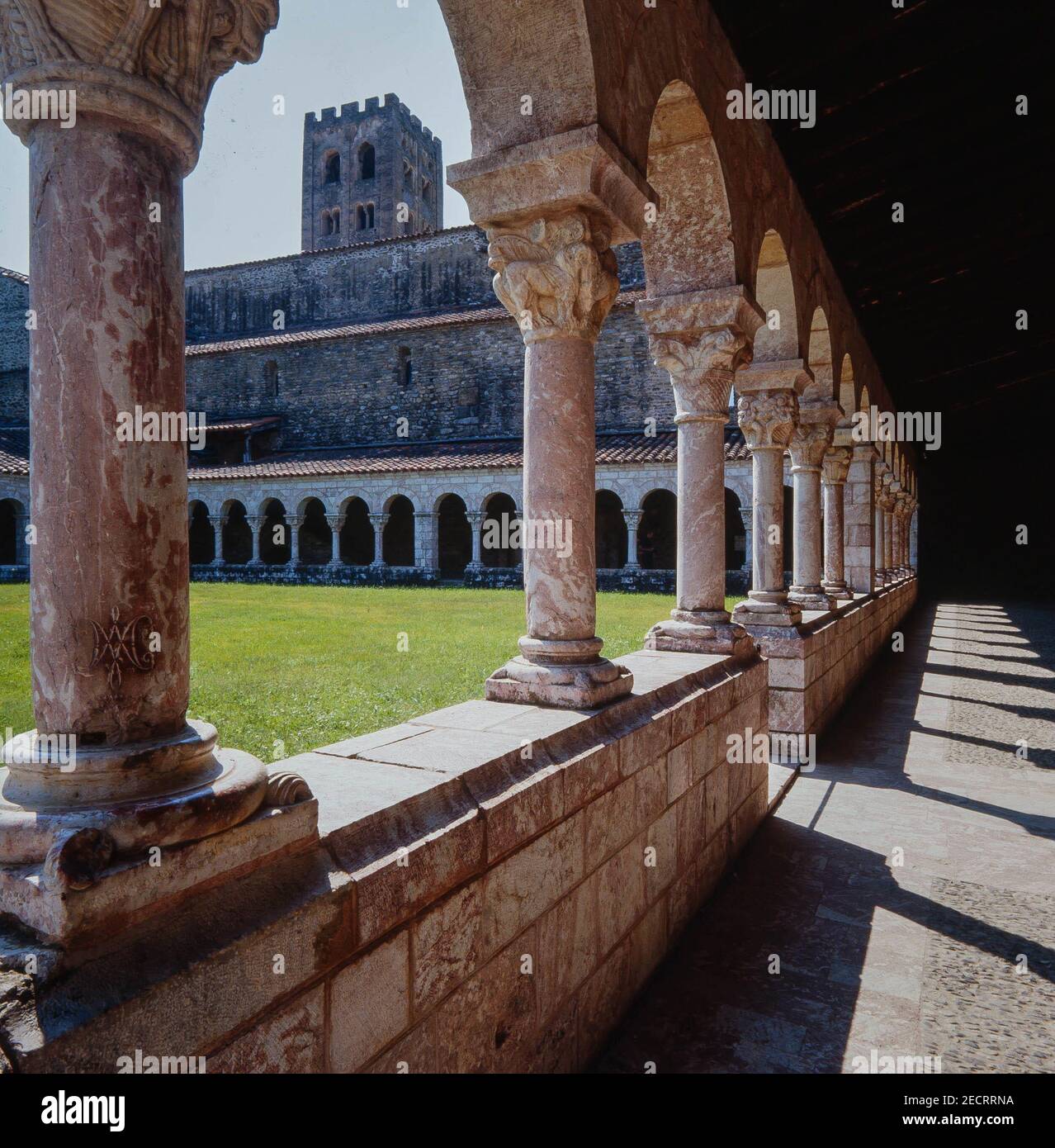 Claustro de la Abadía de San Miguel de Cuixá, abadía benedictina fundada en el siglo IX en la localidad de Codalet, Francia. Stock Photo