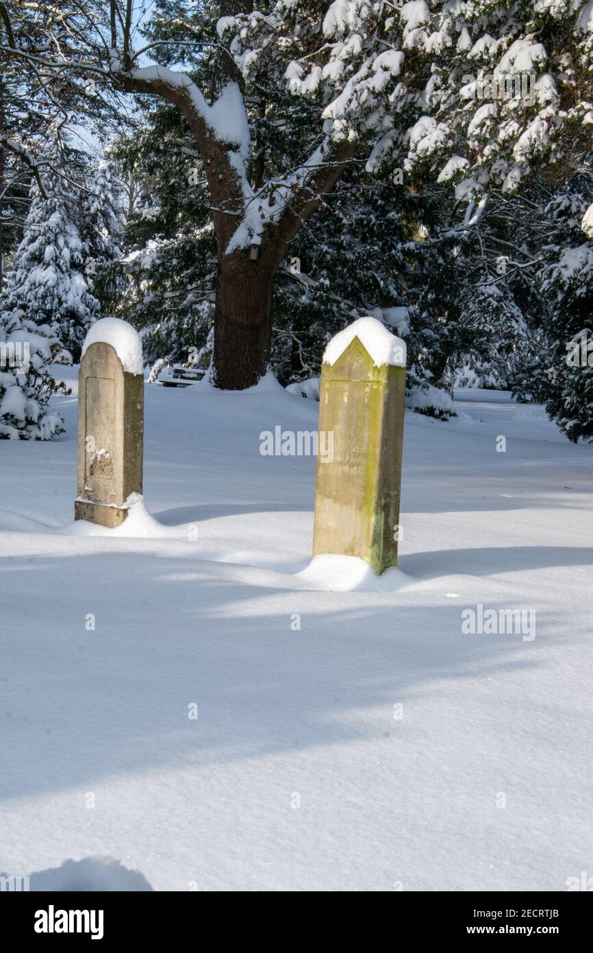 Onset of winter in the old cemetery in Bünde. Everything is covered in snow, very peaceful and calm. Stock Photo