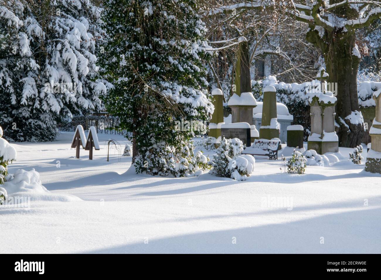 Onset of winter in the old cemetery in Bünde. Everything is covered in snow, very peaceful and calm. Stock Photo