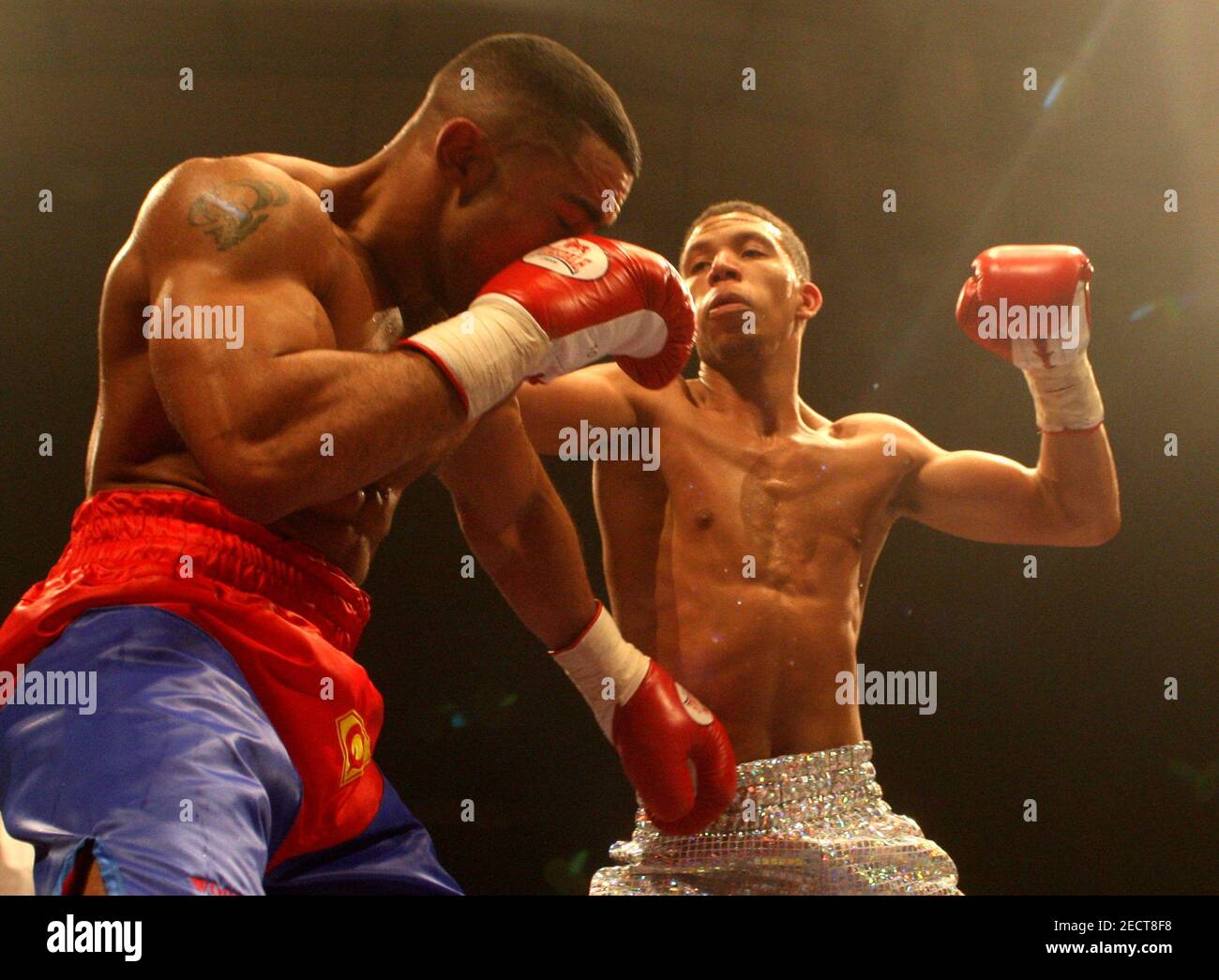 Boxing - Quinton Hillocks v Lee Duncan - Middleweight Fight - Aston Arena -  14/3/09 Quinton Hillocks (L) in action against Lee Duncan Mandatory Credit:  Action Images / Matthew Childs Stock Photo - Alamy