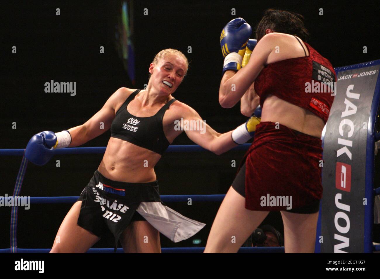 Boxing - MCH Messecenter - Herning - Denmark - 24/4/10 Diane Schwachhofer v  Vinni Skovgaard Mandatory Credit: Action Images / Scott Heavey Stock Photo  - Alamy