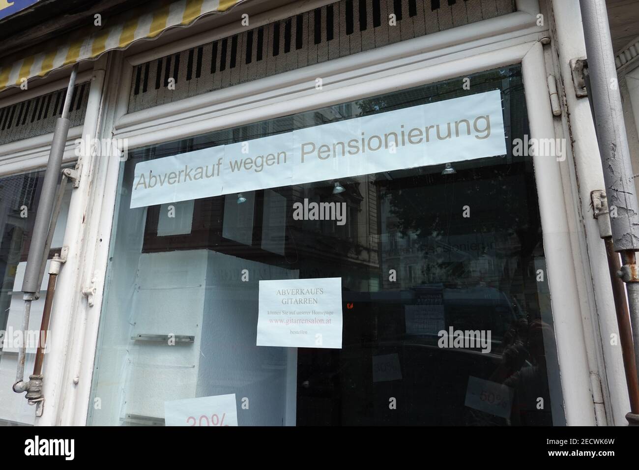 Wien, Alser Straße 36, aufgelassenes Geschäft, Musikhaus Stock Photo - Alamy