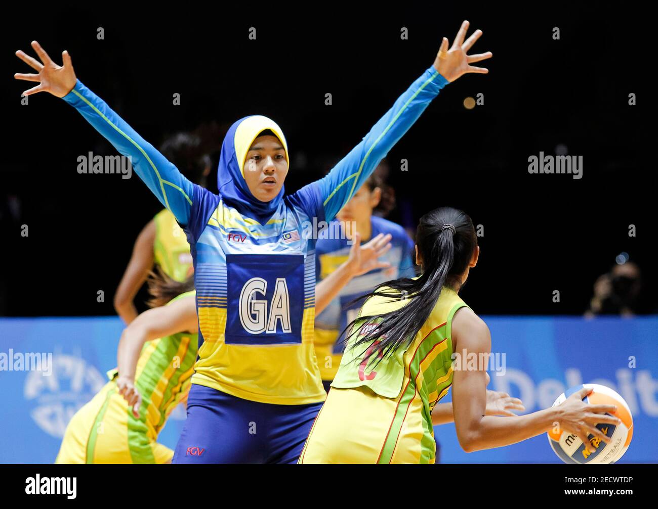 28th Sea Games Singapore 2015 Ocbc Arena Hall 1 Singapore 31 5 15 Netball Malaysia V Myanmar Preliminary Round Malaysia S Izyan Syazana Mohd Wazir L In Action With Myanmar S Kyaw