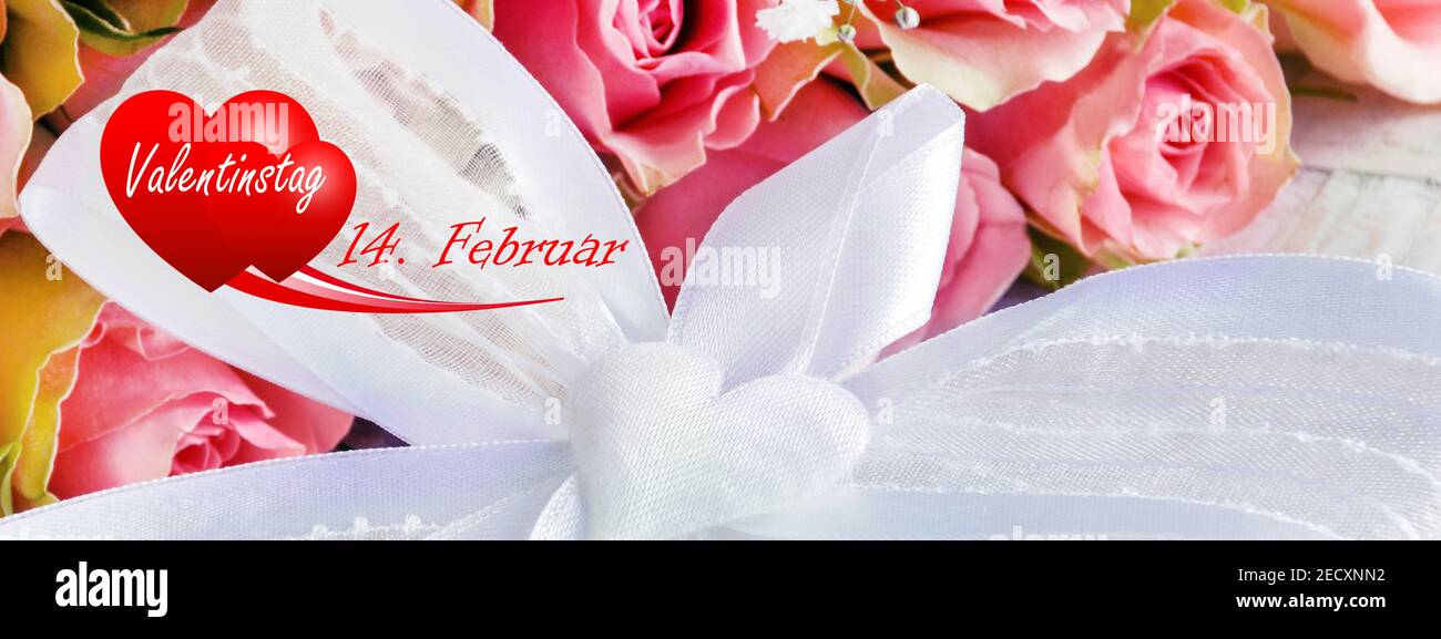 Valentinstag Rose und rote Herzen, Schleife auf Holz Hintergrund, Banner Stock Photo