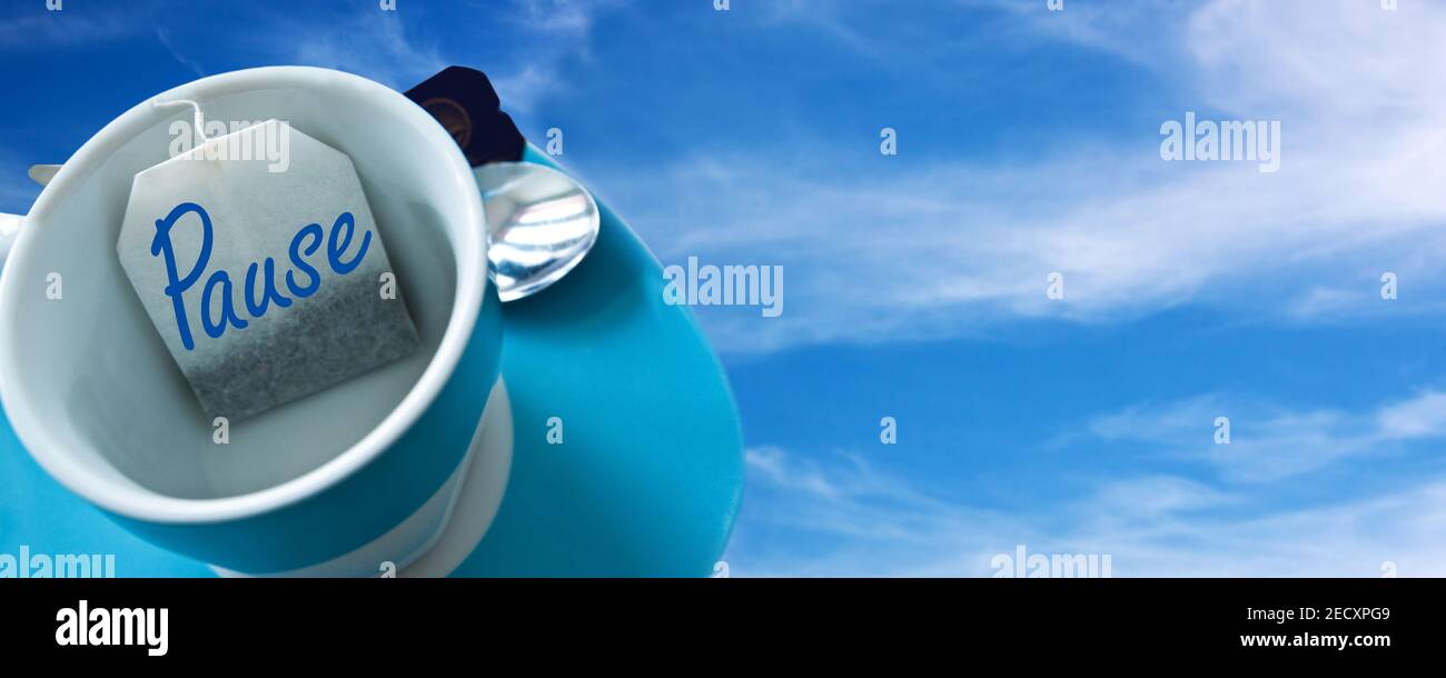 Tasse mit Teebeutel auf Himmel Symbol Pause Banner Stock Photo