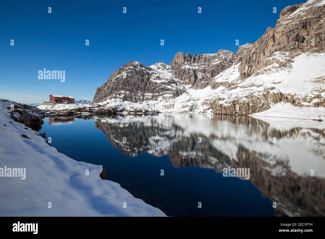 Laserzsee lake. Karlsbaderhütte alpine refuge. Lienzer Dolomiten. Austrian Alps. Europe. Stock Photo