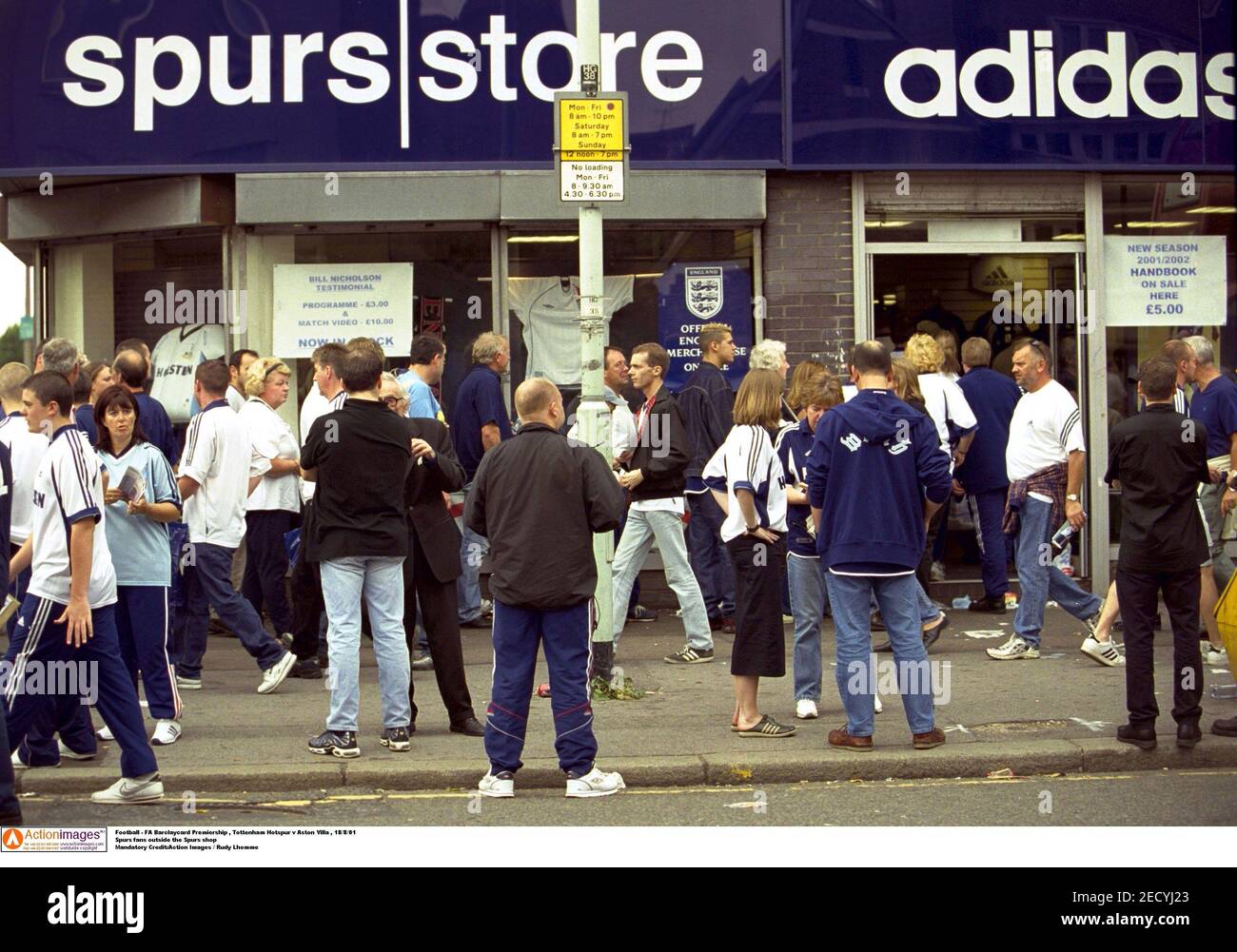 Football - FA Barclaycard Premiership , Tottenham Hotspur v Aston Villa ,  18/8/01 Spurs fans outside the Spurs shop Mandatory Credit:Action Images /  Rudy Lhomme Stock Photo - Alamy