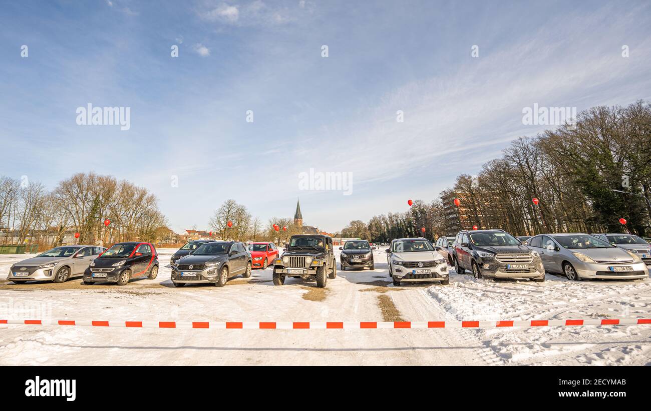 Papenburg, Germany. 14th Feb, 2021. SPD members sit in their vehicles during the election of their mayoral candidate for Papenburg on the snowy market square and listen to a speaker over their car radios. Credit: Mohssen Assanimoghaddam/dpa/Alamy Live News Stock Photo