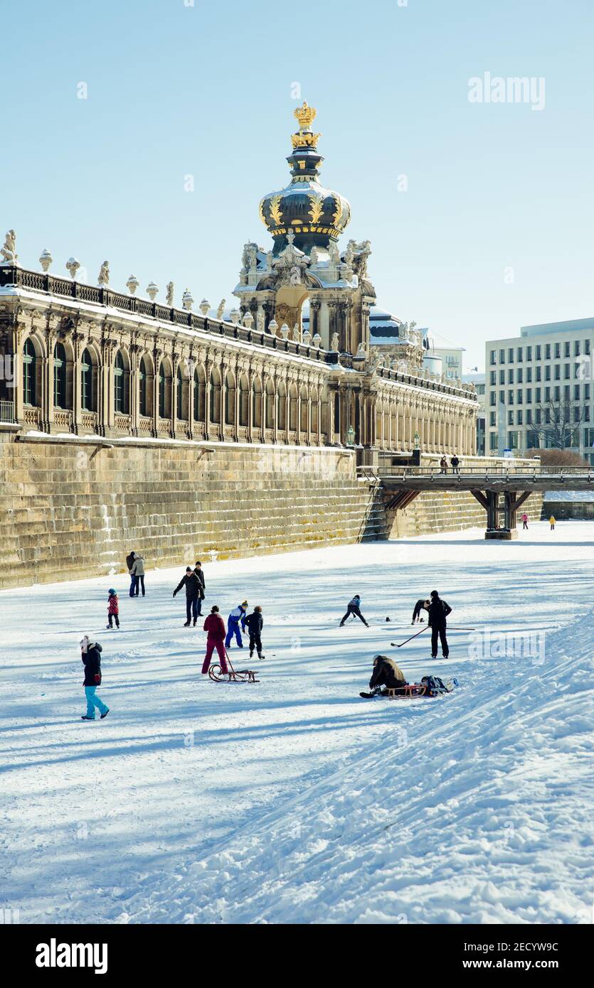 Dresden, Germany. 14th Feb, 2021. A hot air balloon in the shape of a heart  floats above the Japanese Palace on the snow-covered banks of the Elbe.  Credit: Oliver Killig/dpa-Zentralbild/dpa/Alamy Live News